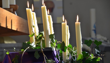 Ein Licht für verstorbene Angehörige und Freunde an Allerseelen anzünden