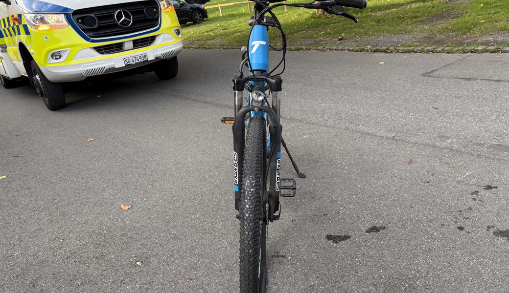 17-jähriger E-Bike-Fahrer prallt in ein stehendes Auto und verletzt sich