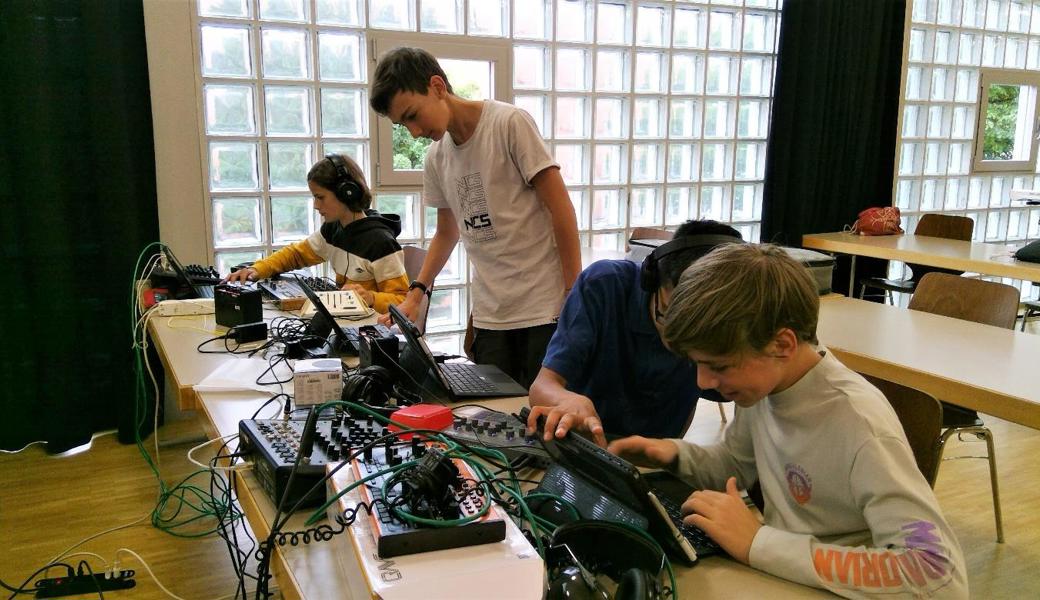 Schülerinnen und Schüler komponieren im Kurs «Elektronische 
Musik» mit professionellem Equipment eigene Songs.