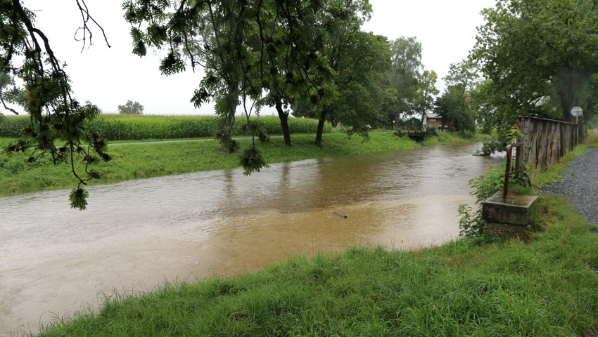 Der starke Regen setzt Felder unter Wasser und lässt Flüsse anschwellen