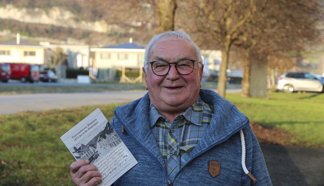 Hans Sonderegger hält die 150-jährige Geschichte des Vereins in seinen Händen 