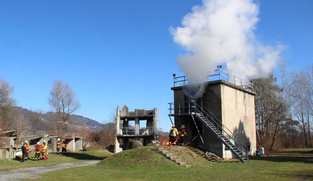 Hier trainieren die Feuerwehrleute auf dem aktuellen Übungsgelände das richtige Verhalten in einem brennenden Gebäude.