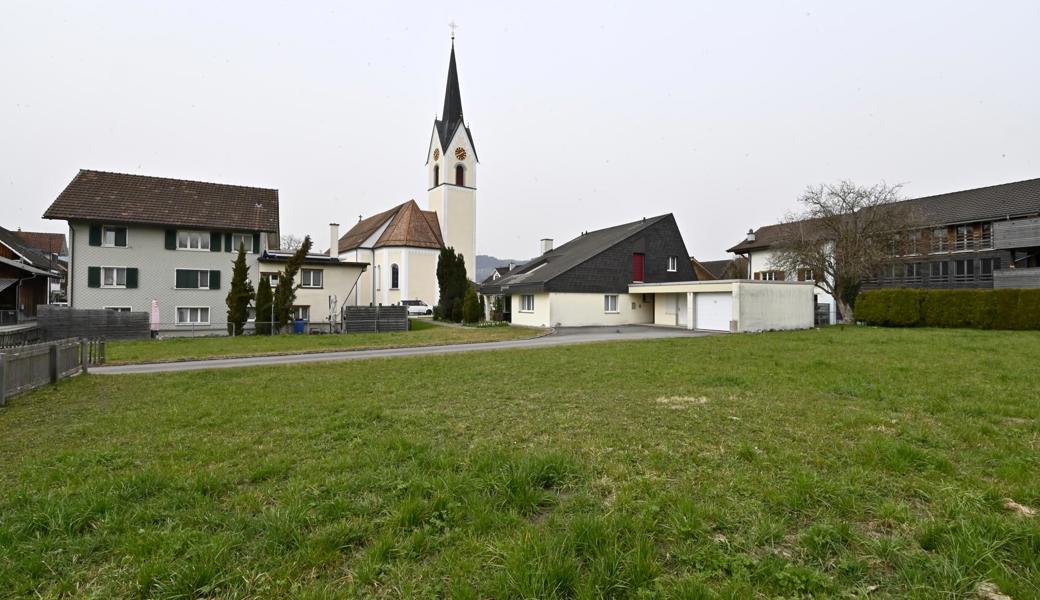Die Parzelle mit dem Pfarrhaus ist nach Ansicht mancher Kriessner die letzte grössere Fläche im Dorf, die sich für eine Überbauung im öffentlichen Interesse eignen würde.