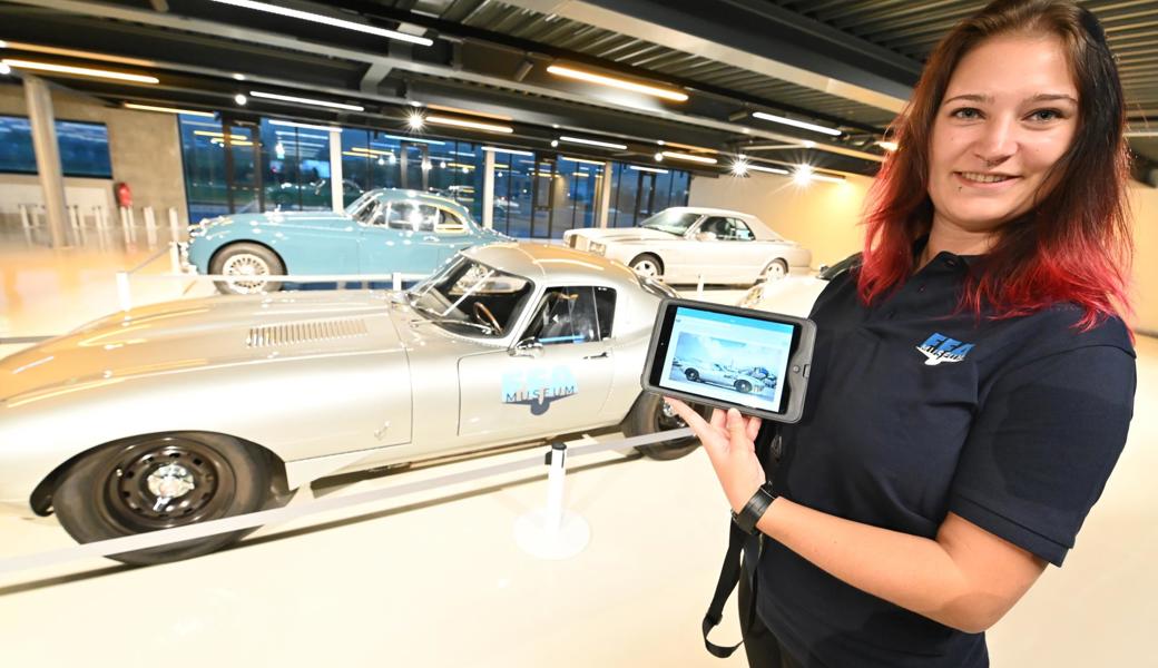 Patricia Zwingli präsentiert im Flug- und Fahrzeugmuseum das modernste Besucherinformationssystem.