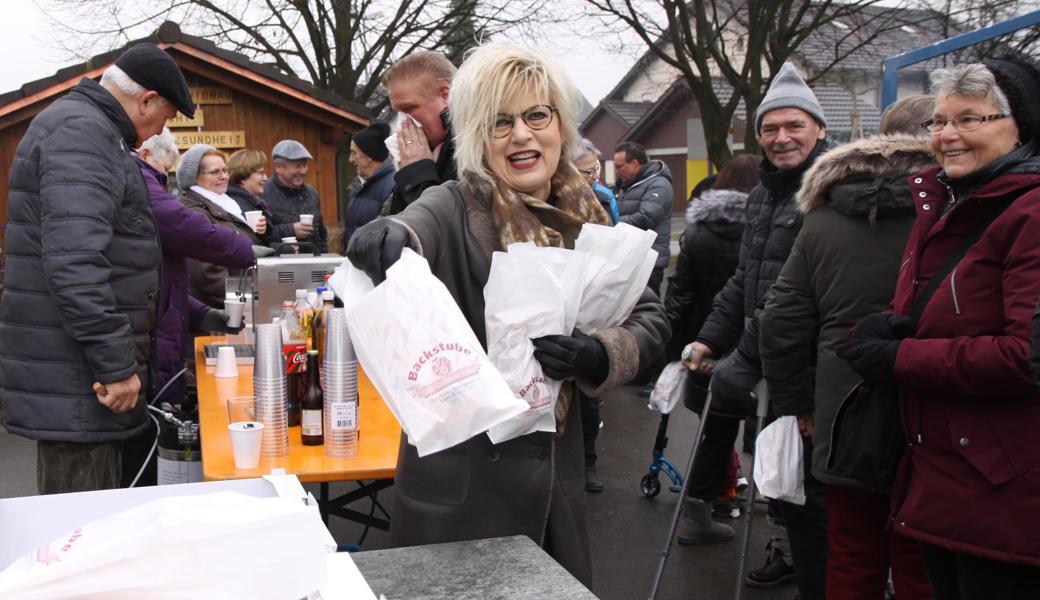 Über 300 Zöpfe brachte Gemeindepräsidentin Christa Köppel am Widnauer Neujahrsanlass unter die Leute. 