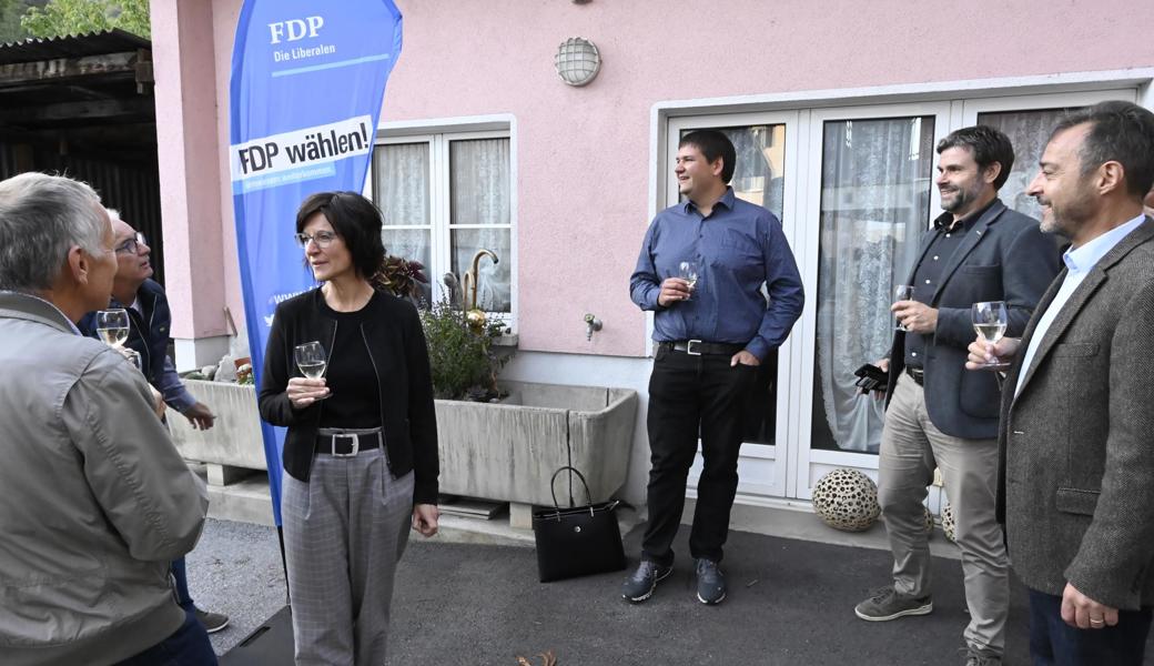 Die FDP freut sich über die vielen Stimmen, die ihre Kandidatin bekam. Von links: Richard Wenk, Martin Büchel, Irene Schocher, Fabian Schocher, Ivo Gubser, Urs Loser.