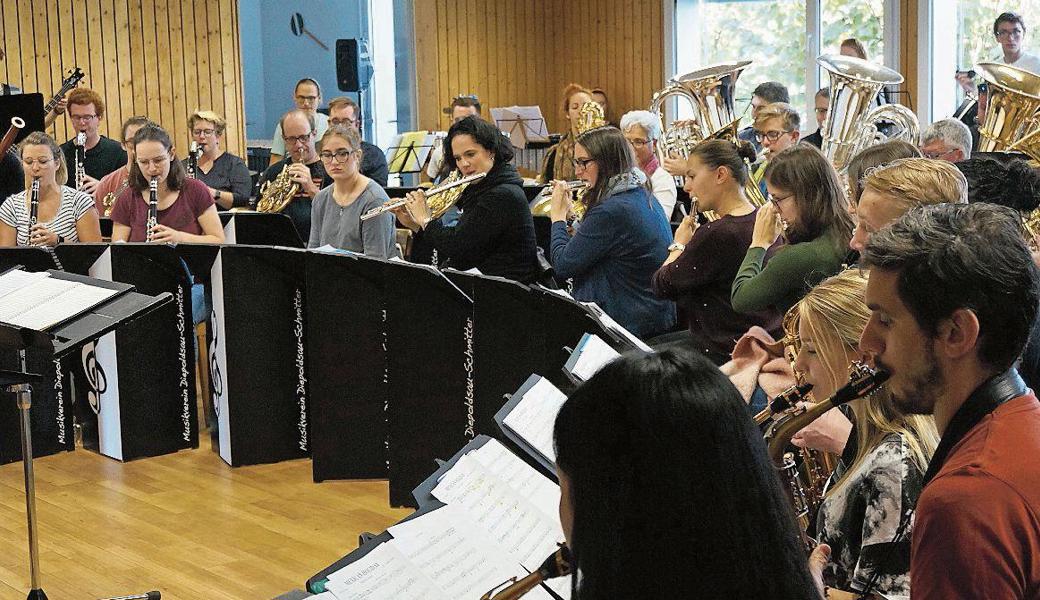 Der Musikverein Diepoldsau-Schmitter gibt den Musikstücken für die Shownight noch den letzten Schliff. 