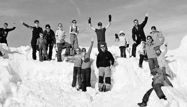 Iglu-Vergnügen bei Sonnenschein  und unter Sternenhimmel