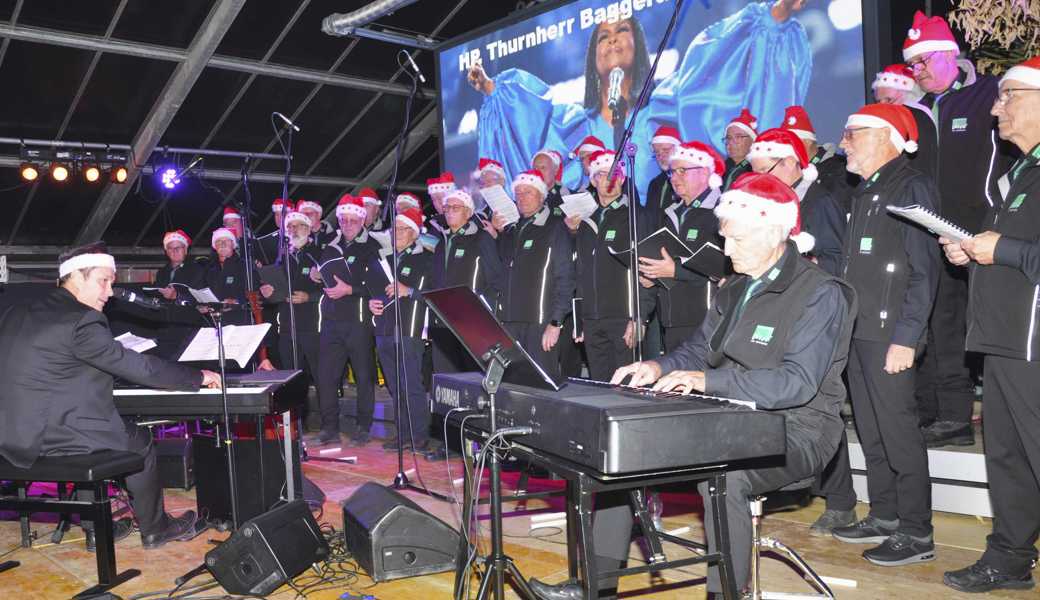 Der Männerchor gab, passend zur Jahreszeit, feierliche Adventsjodler zum Besten. 