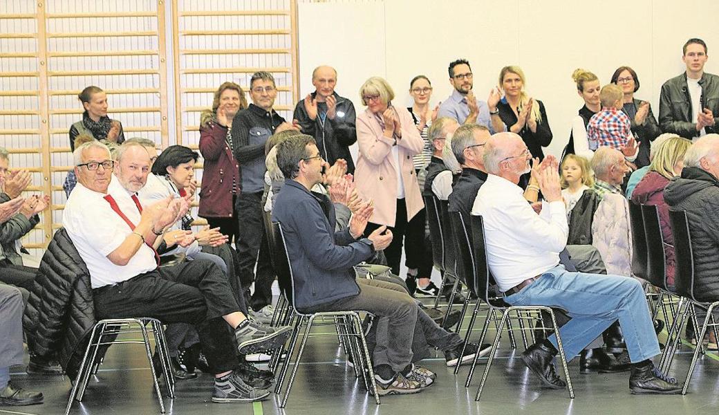 Beim Empfang des Gemeinderats und der Ortsgemeinde Berneck kamen weit über hundert Personen, um dem Jungpolitiker zu gratulieren.