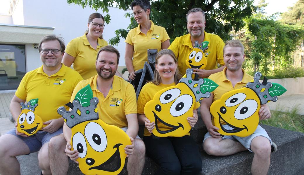 Der Vorstand zeigt die königliche Mostbirnen (von links, hinten): Iris Enenkel, Sonja Grossenbacher und Patrick Sieber. Vorne (v. l.): Cédric Carnier, Peter Frei, Selina Frei, Michael Sieber. Es fehlen René Sieber, Susi Miara und Manuel Faleschini. 