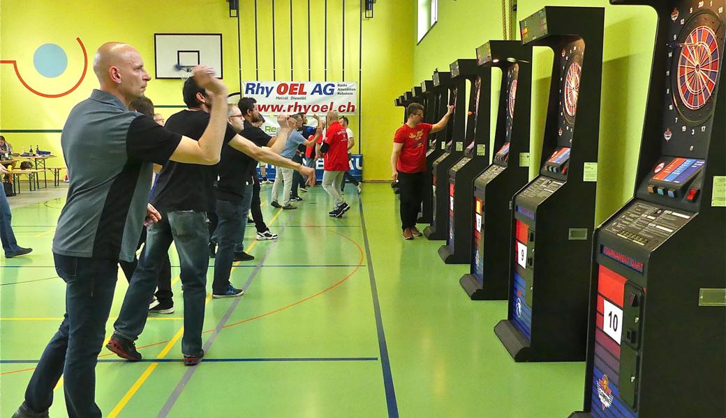 An zehn Dartautomaten konnten sich die besten Dartsportler messen, im Vordergrund Danijel Salic aus Widnau.