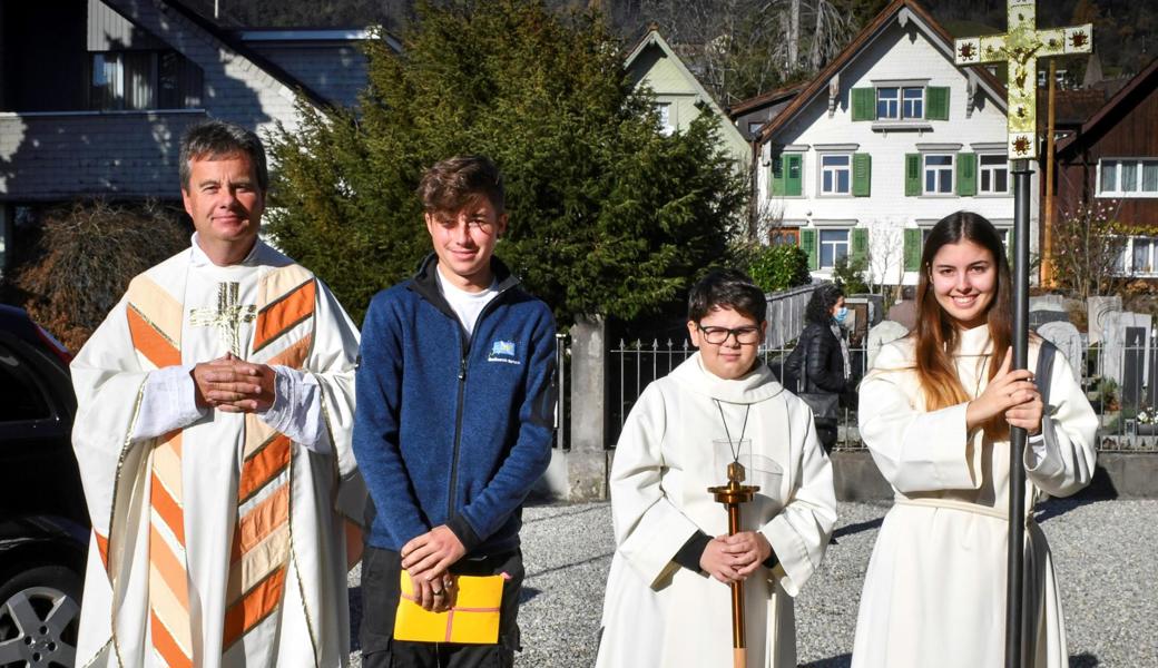 Priester Simon Niederer mit zwei scheidenden und einem neuen Ministranten.