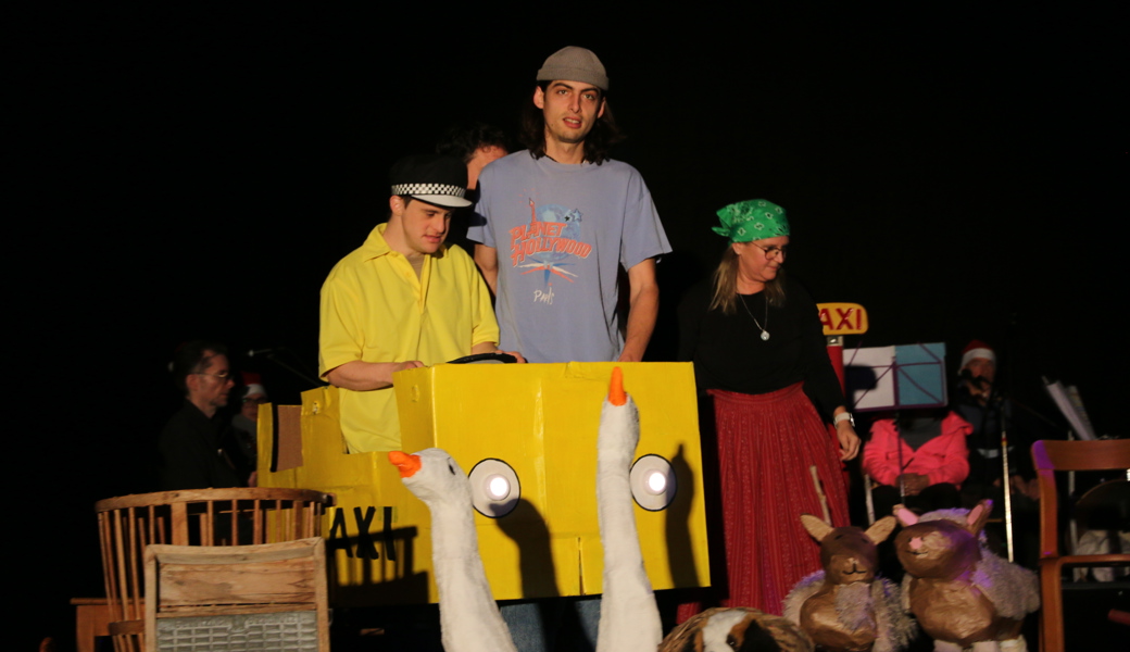 Die Schauspieler vom «Rhyboot» haben bei der Weihnachtsbühne «Müeh mit de Tier»