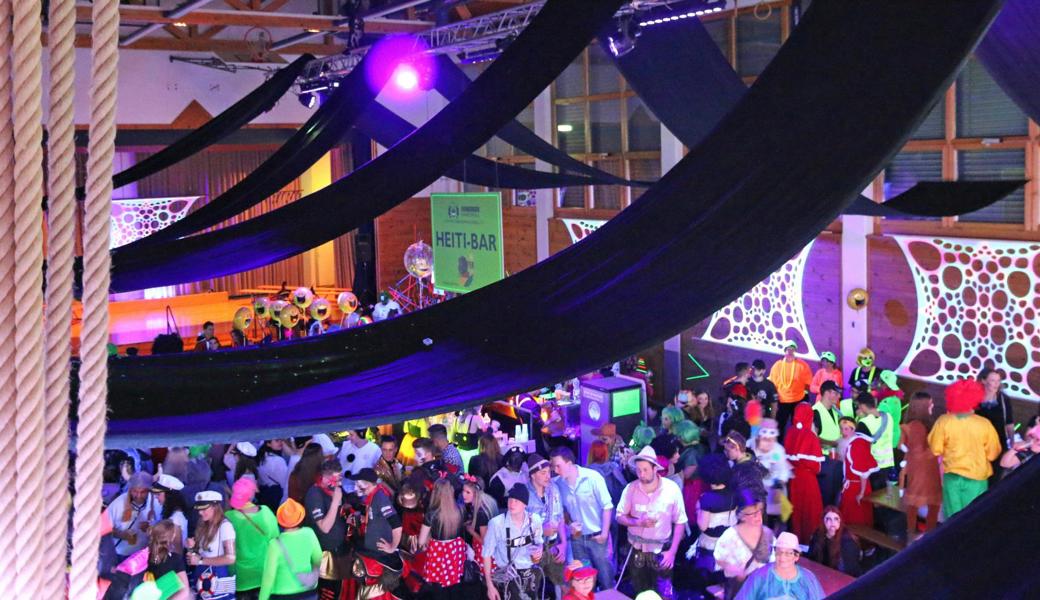 In der Mehrzweckhalle in Eichberg betörte das Motto «Neon» die Augen der Besucher.