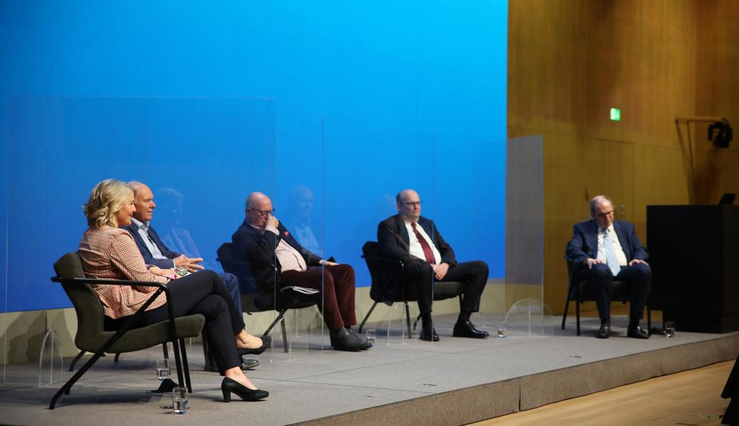 Der Talk zum Jubiläum (v. l.): Moderatorin Sonja Hasler, Hans Hess, Thomas Schmidheiny, Thomas Harring und Bruno Damann in den Räumen von Swiss Re in Zürich.