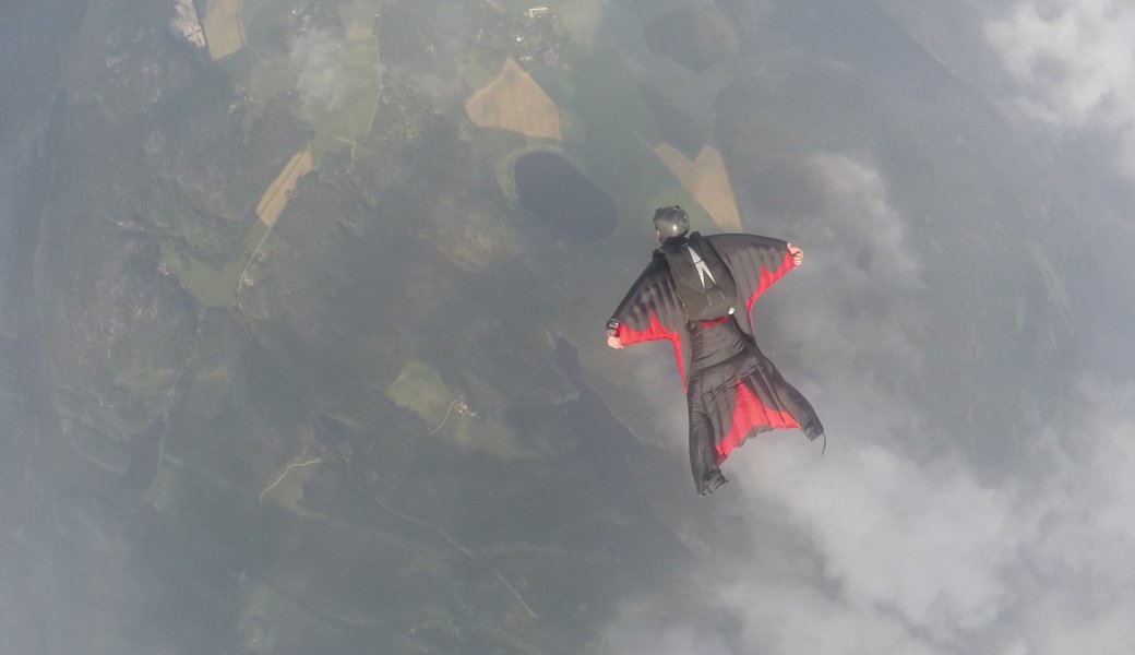 In den Alten Rhein gestürzt: Schwerer Unfall bei Wingsuit-Sprung