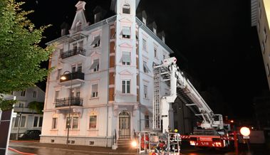 Wohnungsbrand: Feuerwehr rettet eine schwer verletzte 29-jährige Frau