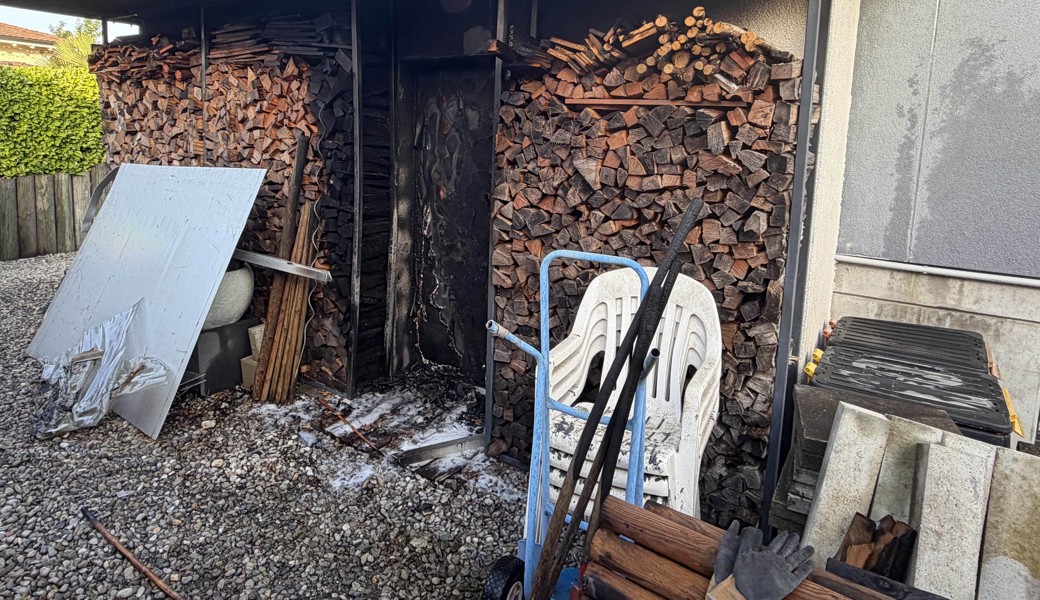Holzstapel fing Feuer, weil Mann in der Nähe Unkraut abbrannte