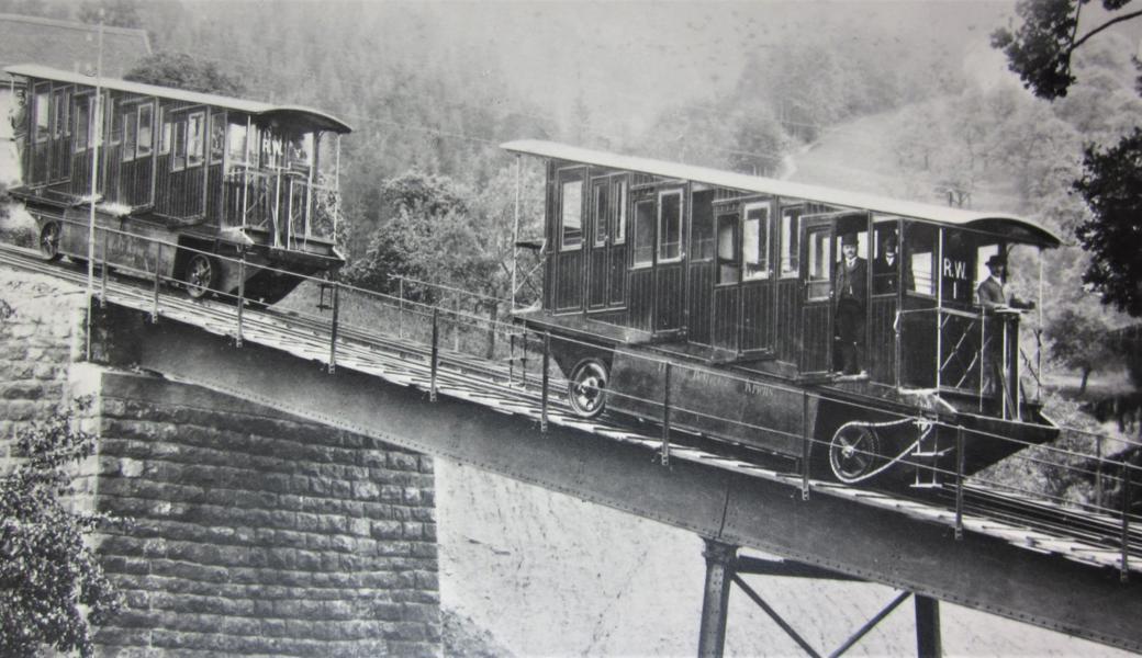 1947 führte extremer Wassermangel zur zeitweiligen Einstellung des Bahnbetriebs zwischen Rheineck und Walzenhausen. Zwischen den Rädern der Wagen sind die Behälter für das Wasser deutlich zu erkennen.