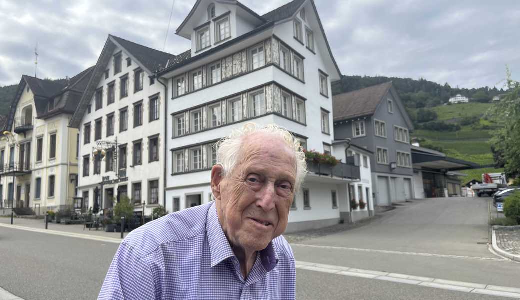 Werner Federer (Jg. 1930) hat das prächtige Haus Nr. 11 am Bernecker Rathausplatz unter grosser Mitwirkung Walter Jüstrichs um 1970 restauriert. Sowohl die Süd-, als auch die Ostfassade hat der Künstler mit vielen Motiven gestaltet.. 