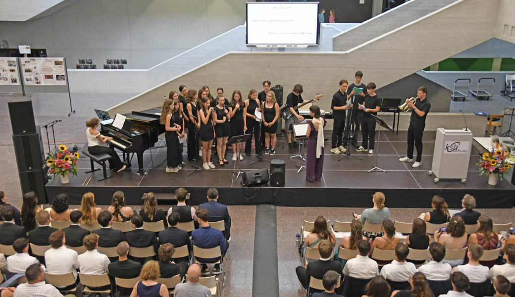 Ein grosser Moment zum Ende der Schulzeit: Gruppenfotos von der Abschlussklassen der Kantonschule