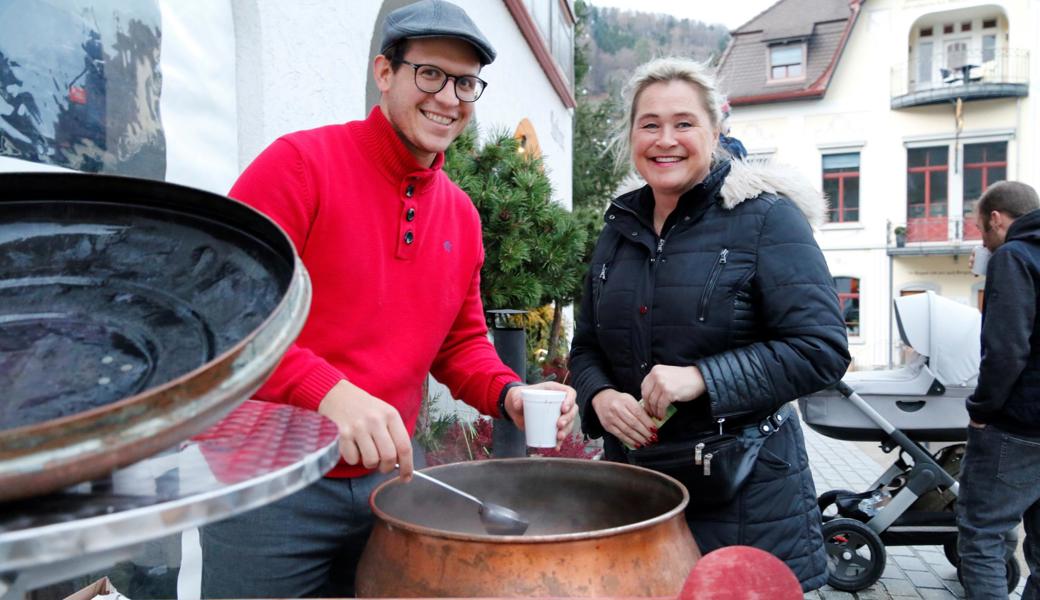 Gino Kaufmann, GVV-Vorstandsmitglied, schöpfte den Besuchern dampfenden Glühwein aus einem Kupferkessel. 