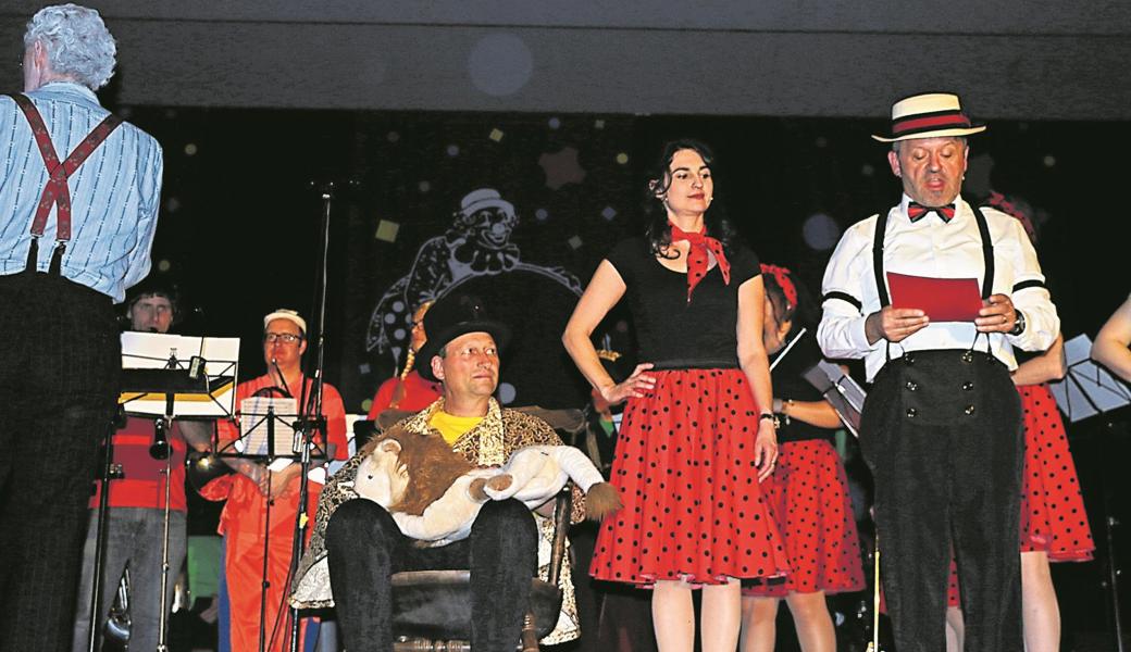 Gabi Dietsche und Markus Lüchinger (rechts) stellten humorvoll den frisch ernannten Oberleu vor.