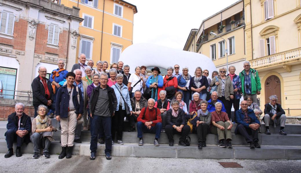 Gruppenbild in Pietrasanta. Im Hintergrund die Skulptur «Traumschlüssel» von Kan Yasuda.