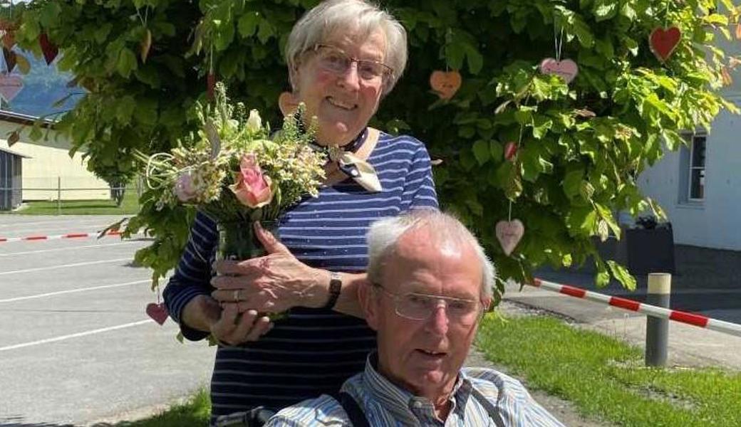 Das Ehepaar Ruth und Martin Zellweger erhielt Besuch und Blumen von der Tochter und dem Sohn.