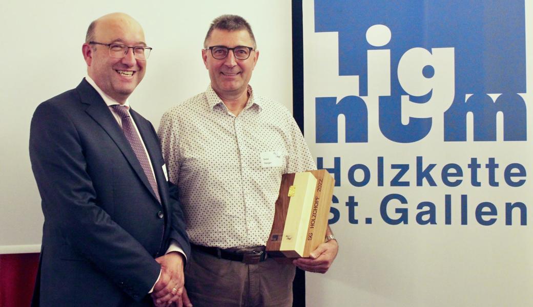 "Holzchopf St.Gallen" ist eine Anerkennung für einen besonders engagierten Einsatz für das regionale Holz. Der Preis geht dieses Jahr an Sepp Steiger aus Kriessern. Zu den ersten Gratulanten gehört Regierungsrat Beat Tinner (links).