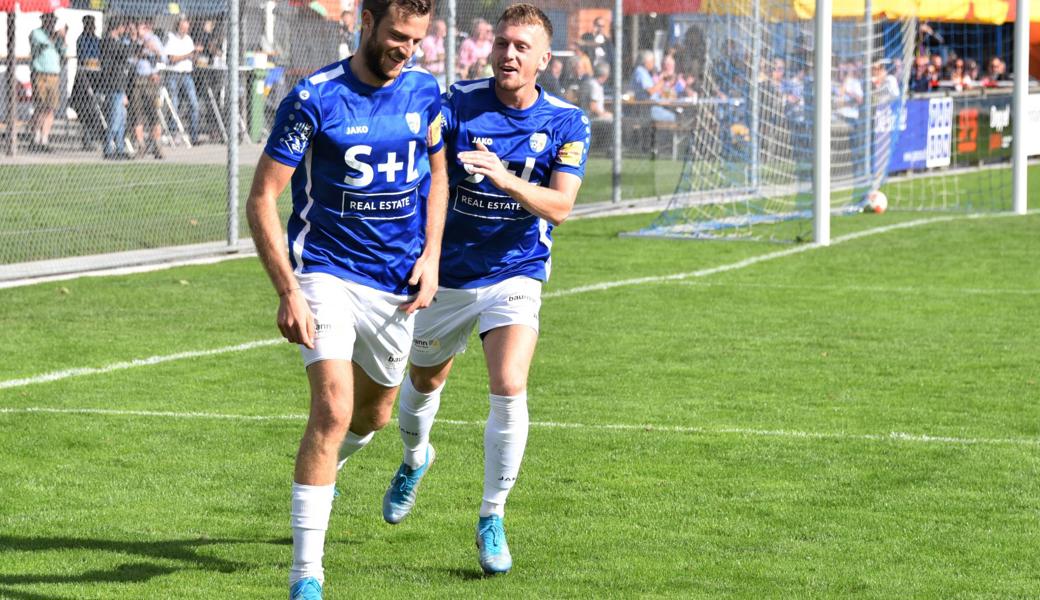 Widnaus Torschütze Daniele Lamorte (links) und Lars Ivanusa bejubeln das 1:0.