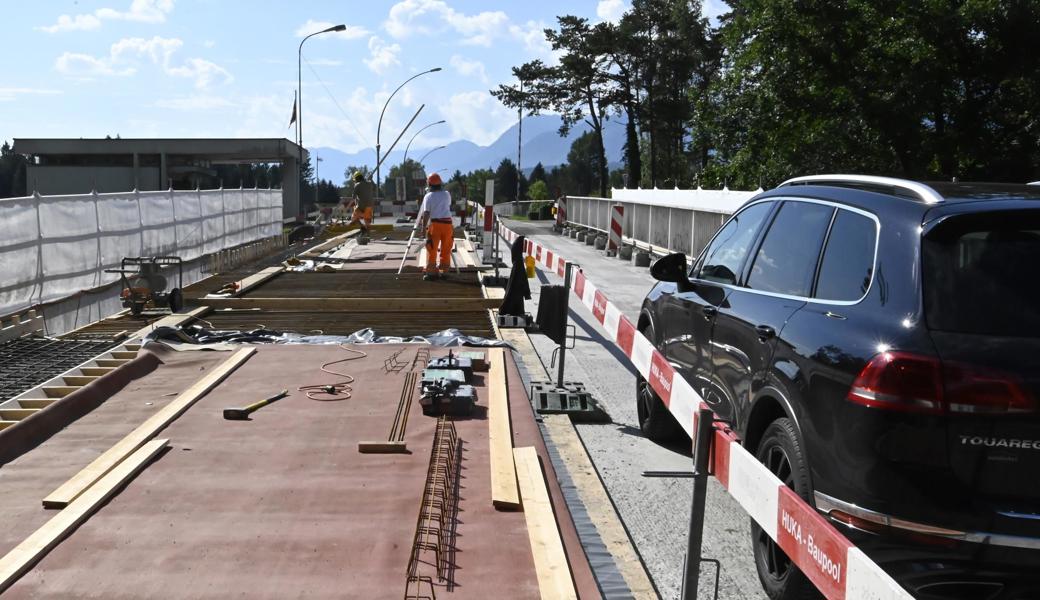Vor dem Grenzübergang Oberbüchel-Bangs wird zurzeit die Brücke über den Schluch saniert und verstärkt.
