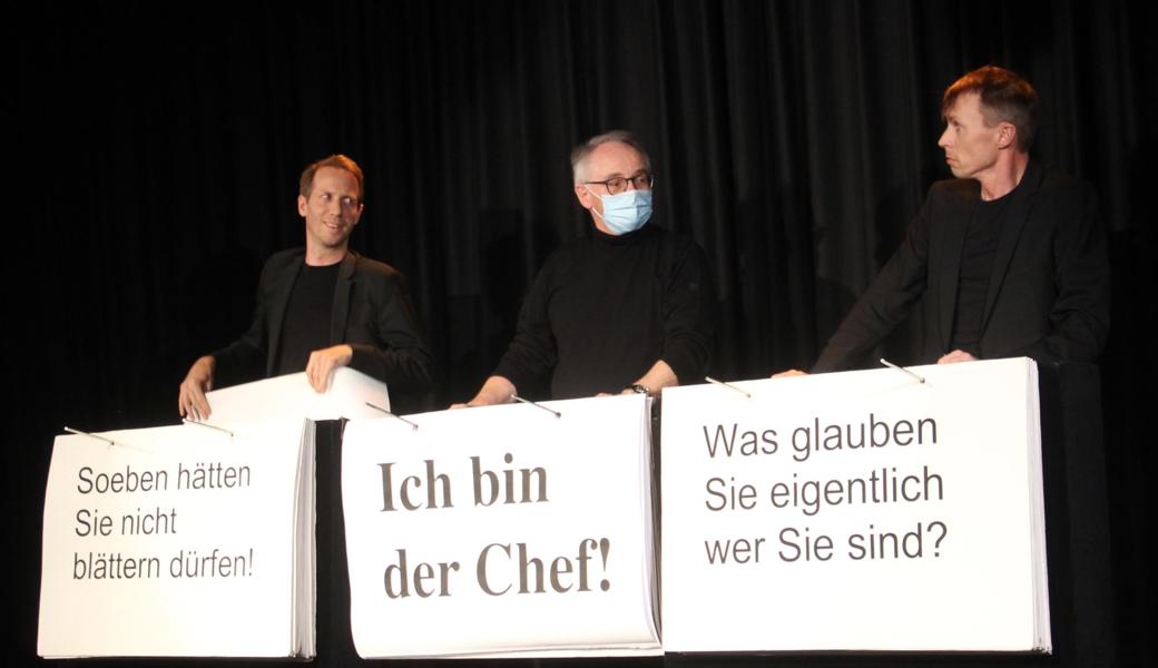 Zusammen mit dem Duo «Ohne Rolf» hatte der einheimische Apotheker Peter Schnell (mit Maske) einen längeren Auftritt. Die hier in Richtung Publikum geblätterten Plakate sind in dieser Reihenfolge zu lesen: links, rechts, Mitte.
