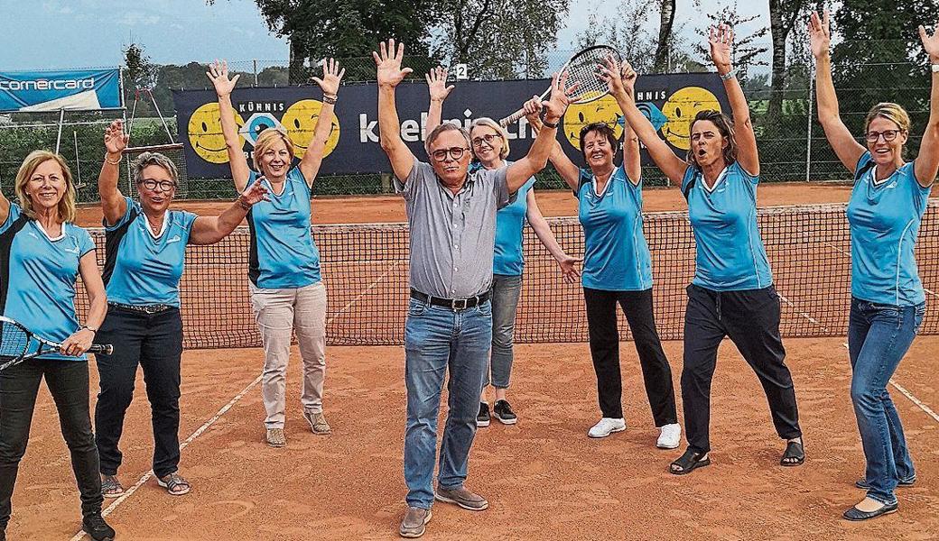 Jungseniorinnen mit Captain Karin Lutz (Zweite von links) und Sponsor Erich Kühnis. 