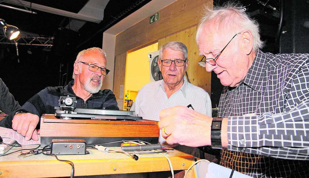 Die beiden Profis, Gerhard Macho und Werner Kolb (von rechts) brachten sogar einen alten Plattenspieler wieder zum Laufen. 