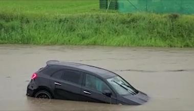 Taucher finden im Binnenkanal das versunkene Auto