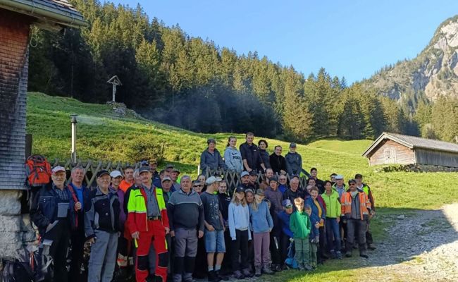 Fleissige Hände auf der Alp Sämtis