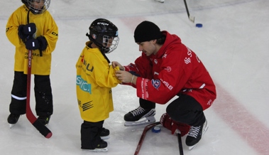 Grosse und kleine Stars vereint: Swiss Ice Hockey Day begeistert Nachwuchstalente in Widnau