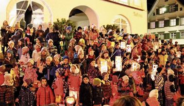 Leuchtende Räben und Laternen liessen Vorweihnachtsstimmung aufkommen