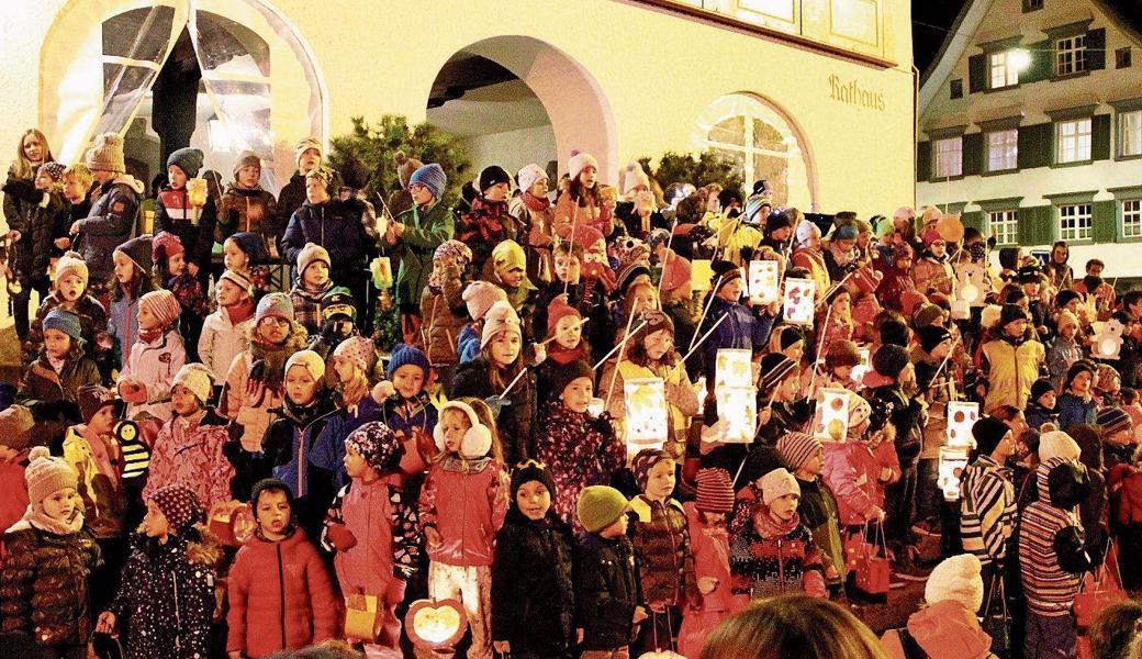 Zum Abschluss sangen alle gemeinsam auf dem Rathausplatz. 