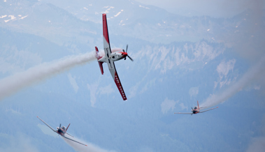 Airshow auf dem Hohen Kasten: Nostalgische und moderne Flugzeuge  kreisen am Himmel
