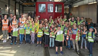 Kinder besichtigten Postauto und Bahn