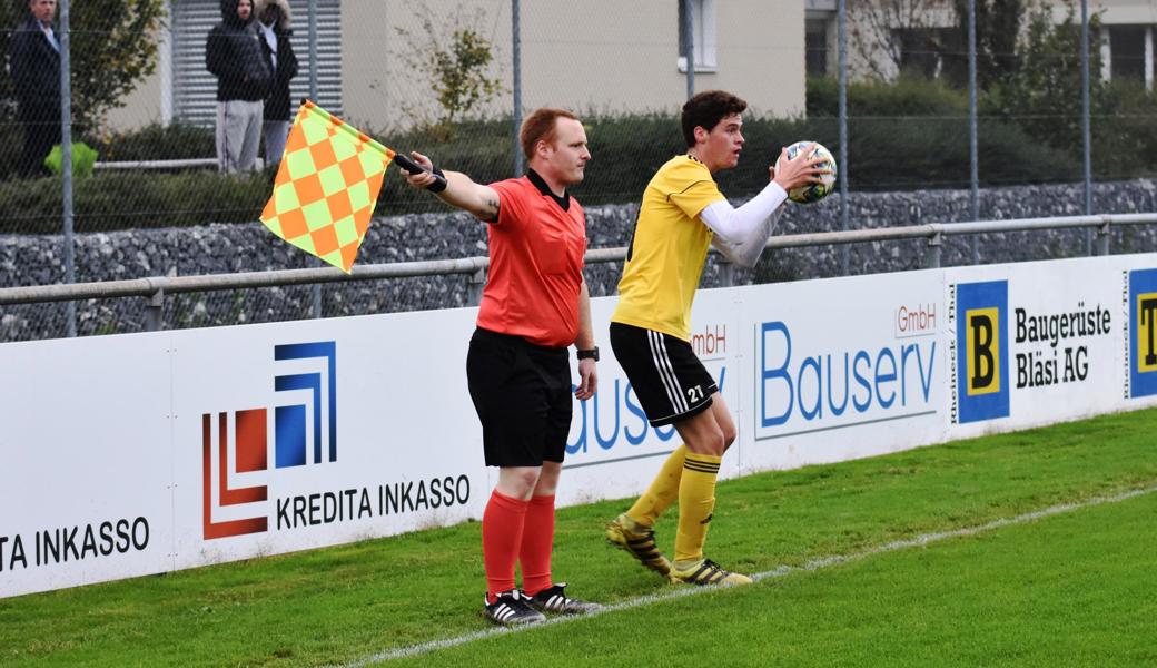 Die Ruhe zählt Schiedsrichterassistent Philippe Sinz zu seinen Stärken. Die Spieler haben es da schon eiliger.