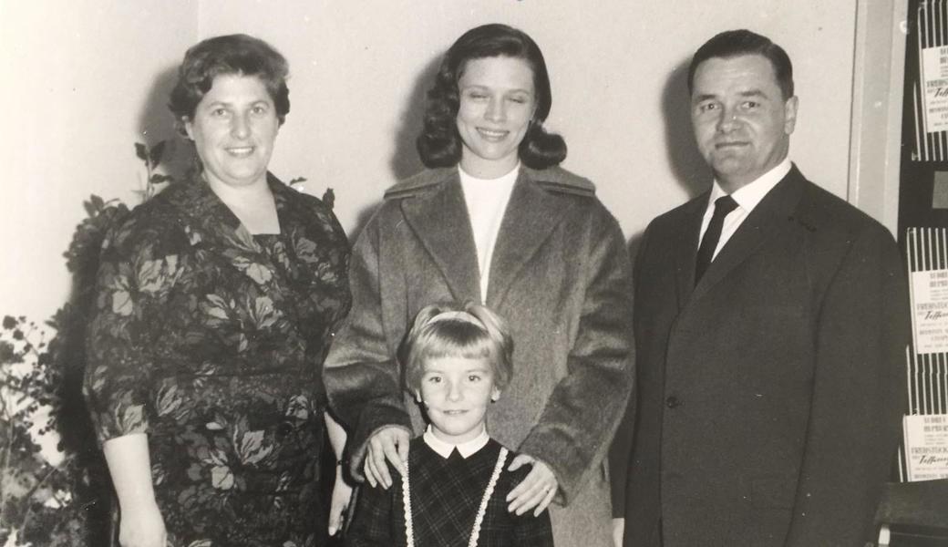 Marianne Jähn und ihre Eltern Trudi und Willi posierten mit Cathy O’Donnell für ein Erinnerungsfoto; die amerikanische Schauspielerin (1923 – 1970) war im Film die Schwester von Ben-Hur. 