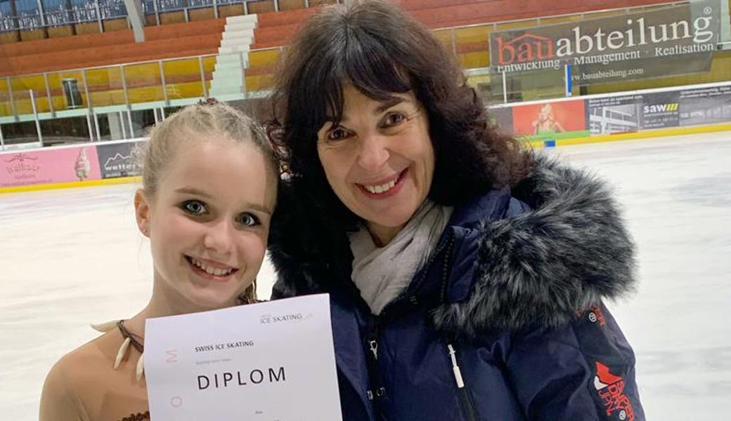 Lorena Koller und Trainerin Claudia Aebischer freuen sich.