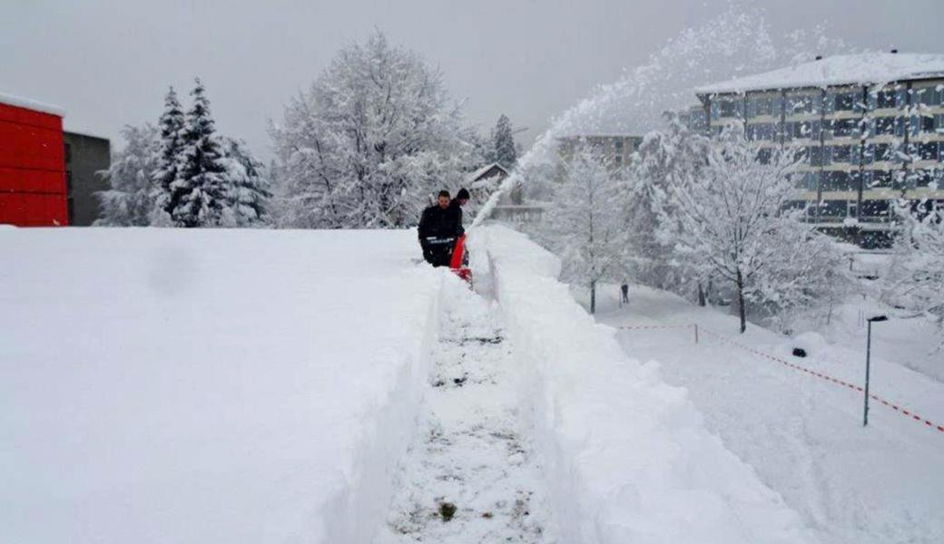 Etwa 60 Zentimeter hoch lag der Schnee auf der "Schöntal"-Halle in Altstätten.