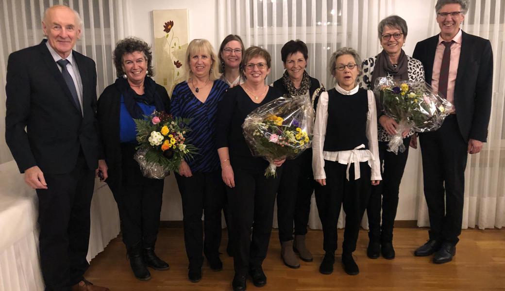 An der diesjährigen Hauptversammlung ergaben sich einige Änderungen im Vorstand. Von links: Reinhard Waibel (Präsident, bisher), Sigrid Seitz (Präsidentin, neu), Hedy Sieber (Aktuarin), Claudia Castellazzi (Kassierin, neu), Jubilarin Beate Hutter, Luise Lei (Beisitzerin, neu), Beatrice Hiestand (Musikkommission, neu), Theres Scheliessnig (Kassierin, bisher), Rudolf Berchtel (Dirigent).