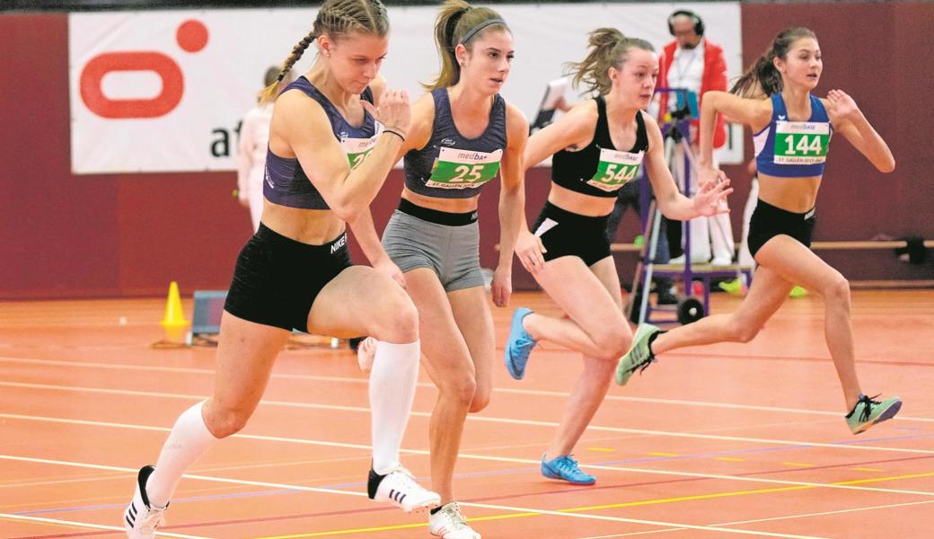 Aylin Rudolph (l.) und Chantal Keel (2. v. l.) erzielen schnelle Sprintzeiten über 60 und 200 m.