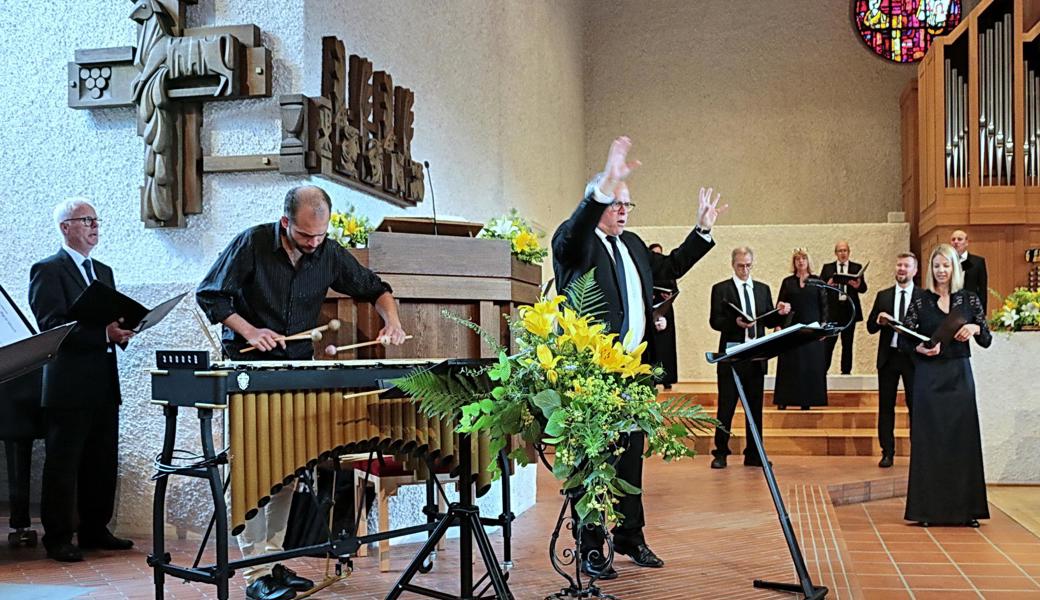 Begeisternde Klangwelt, von links: am Vibrafon David Soyza, Dirigent Oskar Egle und die Solistin Tanja Däscher. 